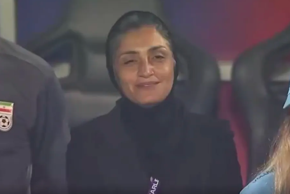 球探体育下载-女足亚洲杯争议一幕!伊朗女足赛前集体拒绝唱国歌,主帅面带微笑